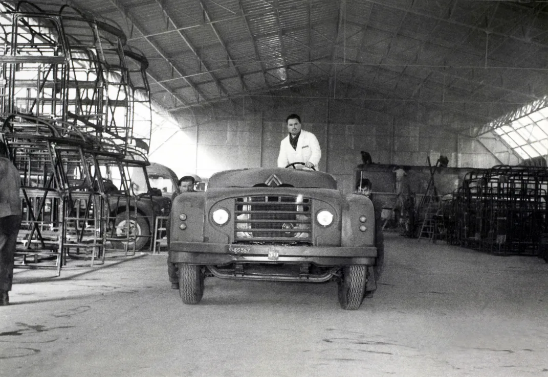 1956 René Gruau dans l'usine de la rue du Ponceau